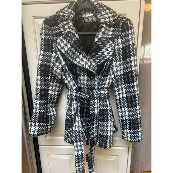 White House Black Market Jackets & Blazers - White‎ House Black Market houndstooth /plaid coat with belt. Made in USA SZ SM.